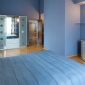 В синей комнате стоят космический серебряный шкаф и космическая тумбочка того же цвета