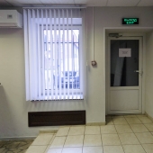Это вход с улицы Приорова в это здание