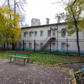За домом есть скамейки, дорожки. Район тихий, удобный для сдачи в аренду.