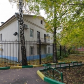 Это уже фотография правого торца дома, с другой стороны.