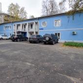 У дома можно беспрепятственно парковать несколько автомобилей - площадка позволяет