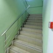 Лестница на второй этаж здания, которое продается на ул. Приорова, д. 24 стр. 2, Коптево