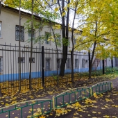 Это сзади фотография дома, который продаётся сейчас от собственника