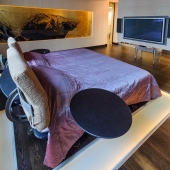 Шикарная огромная hi-тековская кровать в спальне