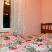 Та комната, которая поменьше, используется как спальня