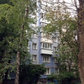 Летом много зелени вокруг дома