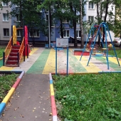 С другой стороны дома тоже еще 1 детская площадка