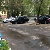 Возле жилища есть стихийная парковка