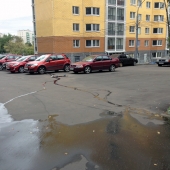И рядом с соседним новым домом тоже есть парковка 