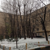 Парковка во дворе стихийная. Но днём, как правило, места свободные есть.