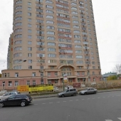 Дом имеет 21 этаж, охрану, парковку