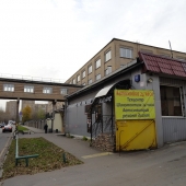 Здесь виден заезд (ворота) на мойку или в автосервис