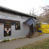 Вход в кафе прямо со стороны Б. Новодмитровской улицы