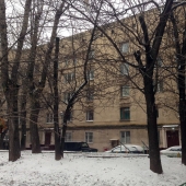 Вход в наше подвальное офисное помещение располагается на первой линии