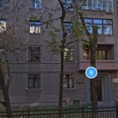 Сам дом со стороны переулка