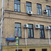 Дом имеет 6 этажей: крепкий, кирпичный, теплый, с мощными перекрытиями.
