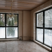Это комната с панорамными окнами, задумана для бильярдной игры.