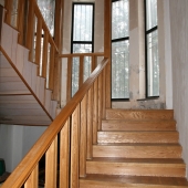 Деревянная лестница на 2 этаж дома в ПГТ "Малаховка"