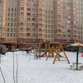 Двор с детской площадкой при доме