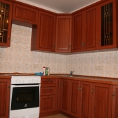 Кухонная мебель из массива в однокомнатной на продажу