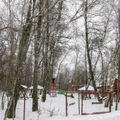 Есть рядом детская площадка