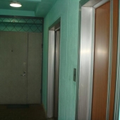 Общее пространство у лифтов закрывается на железную дверь и замок