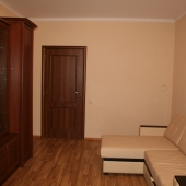 Дверь и мебель в квартире