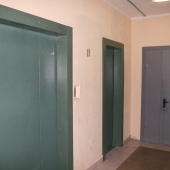 Общая стальная дверь и 2 лифта при выходе, МО, Трехгорка