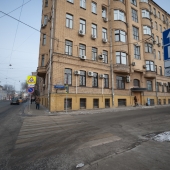 Здание является реконструированным старинным особняком
