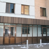 Так выглядит вход в здание во 2-ом Южнопортовом пр-де, 26а, где сейчас сдаются несколько комнат под офисы