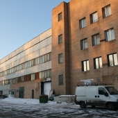 Рядом со зданием можно парковаться 
