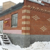 Вот это складское здание мы сдаем на данный момент в аренду на ул. Сельскохозяйственной, д. 12а. Площадь здания 121 м2.