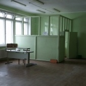 Здесь как раз видна эта перегородка, разделяющая помещение на 2 части