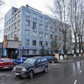 Перед зданием можно парковаться