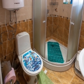 Сверху котел для обогрева воды