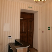 Над стойкой reception висит шикарная люстра