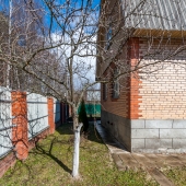 Дом у забора