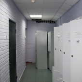 Здесь расположены шкафчики для одежды, личных вещей сотрудников