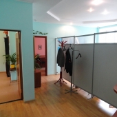 Вот справа видна перегородка - она делит помещение при входе как бы на 3 зоны: коридор, офисную комнату и комнату отдыха или ожидания