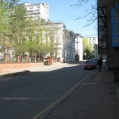 Это односторонняя улица ведет в сторону Садово-Сухаревской