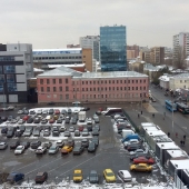 Рядом с домом парковка