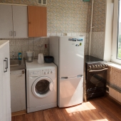 Холодильник, плита и стиральная машина располагаются на кухне