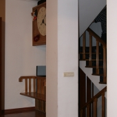 Фотография прихожей и лестницы на 2 этаж