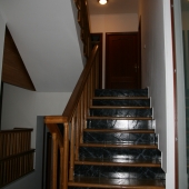 Далее лестница, ведущая на второй этаж из прихожей, столовой, кухни