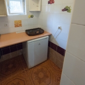 Маленький холодильник и плитка на 2 конфорки - скромная обстановка в доме в СНТ Круиз