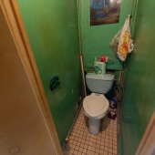Туалет тоже имеет косметическое состояние, старую советскую плитку (кстати, очень крепкая).