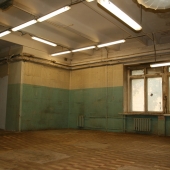 Есть грузовой лифт, грузоподъемность 3,2 тонны.