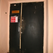Дверь-вход в помещения