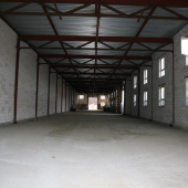 Внутри помещение пока не отапливается, но разводку отопления можно сделать.