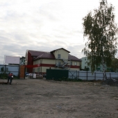 Рядом с ангаром есть прилегающая территория как парковка или открытый склад